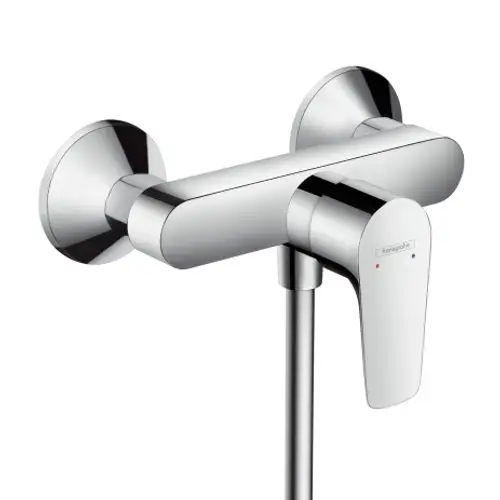 Chromfarbener Einhebel-Brausemischer von Hansgrohe. Minimalistisches Design mit klaren Linien und einem Hebel zur Temperatur- und Durchflussregelung. Montiert an Wand.